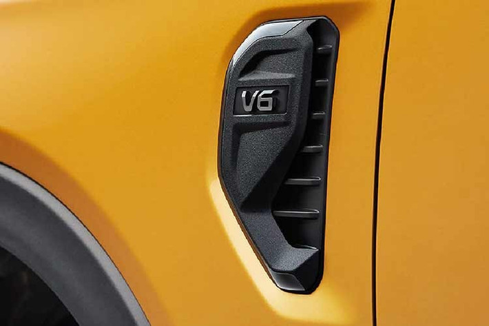 Xe được trang bị lốp chạy mọi địa hình General Grabber AT3 có kích thước 265/70 R17, giá nóc có thể gập gọn và thanh thể thao trượt lên/xuống ở thùng hàng cũng được trang bị cho mẫu xe bán tải này. Chưa hết, hãng Ford còn dùng màu sơn đặc trưng riêng cho phiên bản này, đó là cam Ignite Orange. Bên cạnh đó là 3 lựa chọn màu sắc khác, gồm trắng, đen và xám.