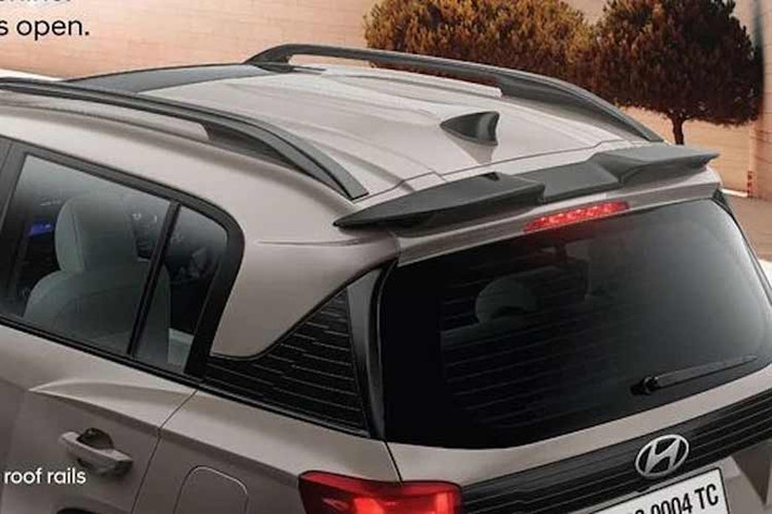 Hệ thống đèn chiếu sáng vẫn giữ nguyên với đèn định vị chữ H tương tự đàn anh SantaFe, và dòng chữ Exter in đậm được di chuyển lên phần viền đen mỏng bao quanh đèn pha LED. Ở phía sau, phiên bản nâng cấp Exter có thêm trụ C và ốp trang trí cửa hậu mới, đồng thời kiểu dáng tổng thể trở nên thể thao hơn với cánh gió trên nóc xe kiểu cánh chim đặc trưng.