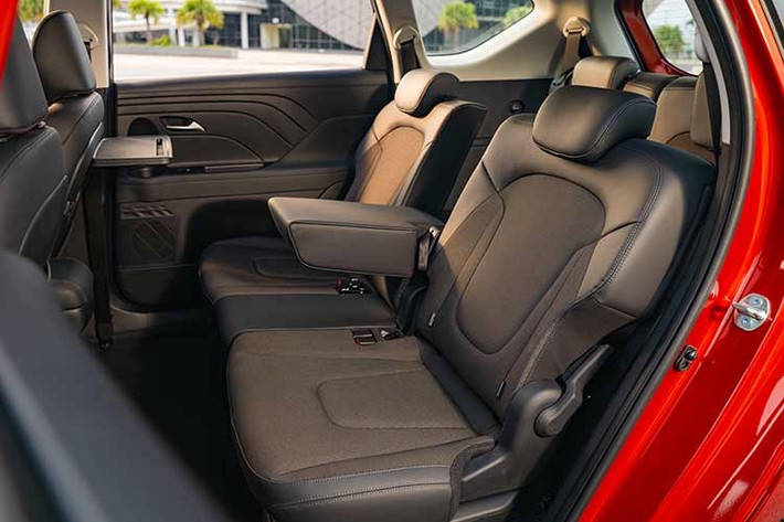 Bên cạnh các chức năng giải trí và hiển thị bản đồ, hệ thống còn cho phép điều chỉnh nhiều tính năng vận hành của xe, bao gồm các thiết lập liên quan đến hệ thống hỗ trợ lái nâng cao ADAS. Những trang bị tiện nghi khác của xe gồm có hệ thống điều hòa tự động, kết nối Apple CarPlay/Android Auto không dây, cửa gió cho hàng ghế sau, cổng sạc USB Type-C cùng các kết nối thông minh.