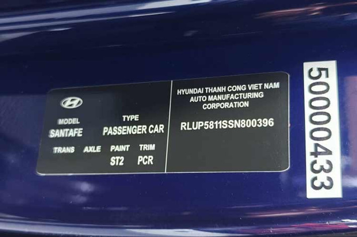 Người dùng có thể lựa chọn các chế độ lái gồm Eco, Sport và My Drive. Theo công bố của hãng, mức tiêu hao nhiên liệu trung bình chỉ 5,1 lít/100 km đường hỗn hợp, thấp hơn cả mẫu sedan hạng B Hyundai Accent (khoảng 5,8 lít/100 km).