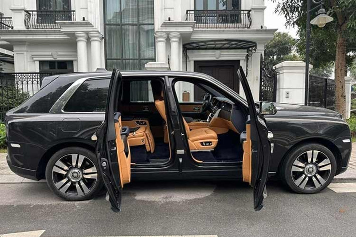 Được gọi bằng cái tên Rolls-Royce Cullinan II, mẫu SUV siêu sang này chỉ thay đổi nhẹ so với phiên bản cũ. Thay đổi dễ nhận thấy nhất của Rolls-Royce Cullinan II nằm ở dải đèn LED định vị ban ngày hình chữ "V" mới, bao quanh đèn pha nằm ngang. Theo hãng Rolls-Royce, đèn LED định vị ban ngày của xe được lấy cảm hứng thiết kế từ các tòa nhà chọc trời trong thành phố.