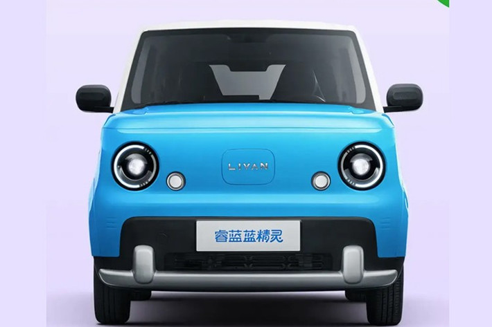 Về thiết kế, Livan Smurf mang kiểu dáng vuông vức, nhỏ gọn, phù hợp di chuyển trong đô thị đông đúc. Phần đầu xe nổi bật với cụm đèn pha “Forest Spirit Eye” tạo hiệu ứng đôi mắt, kết hợp cùng cản trước màu bạc khiến xe trông như đang mỉm cười.