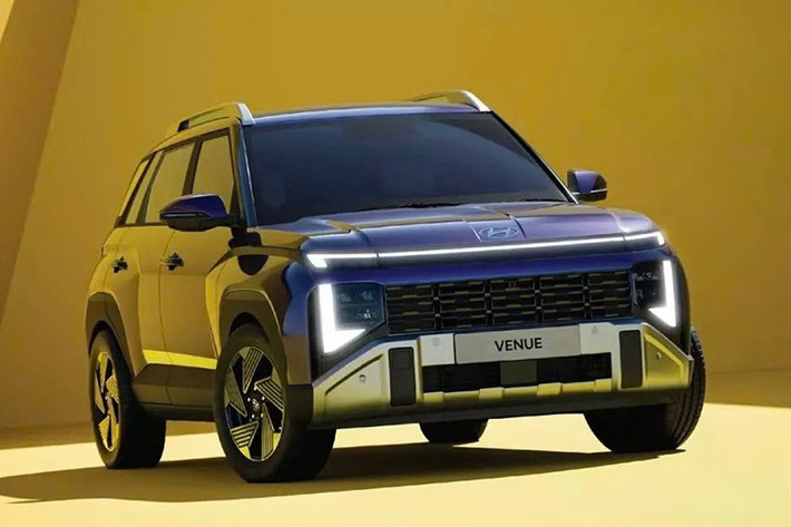 Tại thị trường Ấn Độ, Hyundai Venue mới được cung cấp với 6 màu sơn ngoại thất 1 tông màu gồm xanh Mystic Sapphire, xanh Hazel Blue, đỏ Dragon Red, trắng Atlas White, xám Titan Grey và đen Abyss Black. Trong đó, trắng Atlas White và xanh Hazel Blue có thể phối với nóc đen Abyss Black ở bản cao cấp.