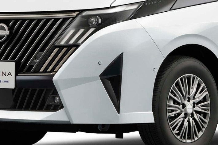 Về ngoại thất, Nissan Serena 2026 sở hữu phần đầu xe mới với các họa tiết hình chữ V thay cho các đường nằm ngang trên phiên bản cũ. Đồng thời, dải đèn LED định vị ban ngày và bộ mâm hợp kim của xe cũng được điều chỉnh lại hướng thiết kế.