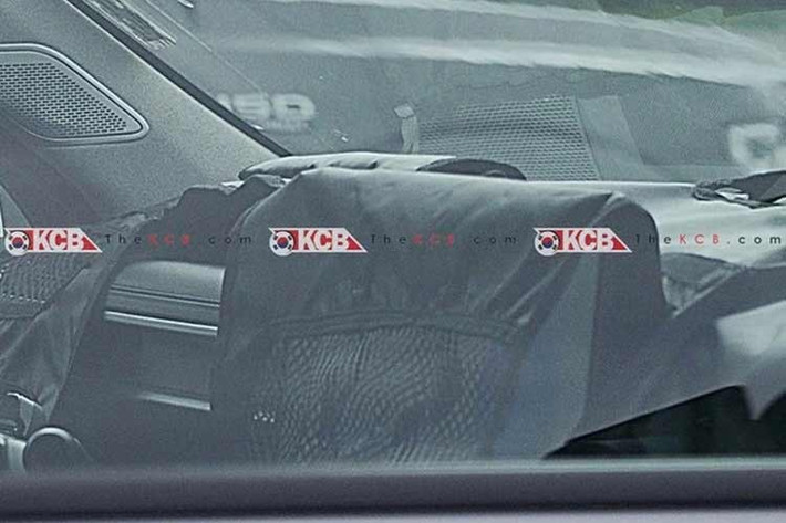 Phía sau, cụm đèn hậu dọc kết nối bằng dải LED chạy ngang toàn bộ chiều rộng, biển số được hạ thấp, mang lại hình ảnh hiện đại và cao cấp hơn. Tổng thể, mẫu SUV trở nên bớt vuông vức, hướng đến dáng vẻ khí động học và sang trọng, tiệm cận các “đàn anh” như Tucson hay Palisade.