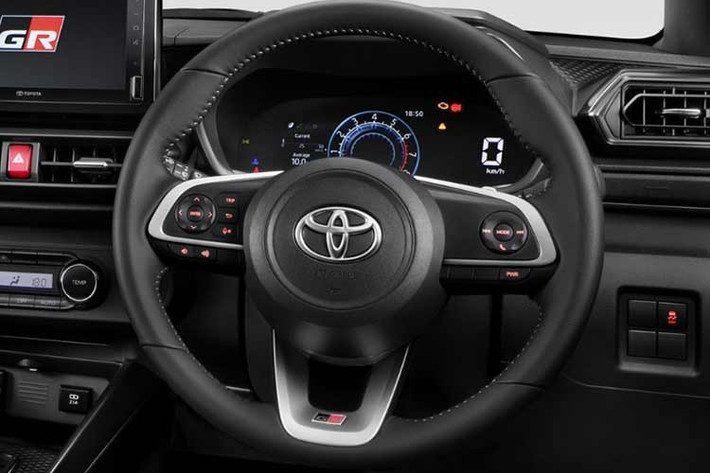 Đặc biệt, hệ thống giải trí trên tất cả các phiên bản hiện nay đều đã hỗ trợ kết nối Android Auto và Apple CarPlay không dây. Đáng chú ý, biến thể 1.2 G được ưu ái nâng cấp màn hình cảm ứng từ 8 inch lên 9 inch, giúp người dùng thao tác trực quan và dễ dàng hơn trong quá trình di chuyển.