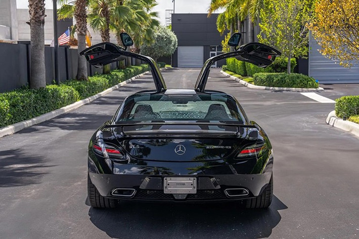 Mức giá dự đoán cho chiếc siêu xe Mercedes-Benz SLS AMG GT Final Edition 2015 "siêu lướt" này khi lên sàn đấu giá sẽ có mức khoảng gần 300.000 USD (tương đương 7,91 tỷ đồng).