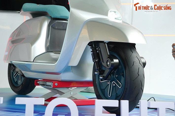 Cổng sạc của xe được bố trí bên phải thân xe, đối với sạc tiêu chuẩn thời gian sạc khoảng 5,7 tiếng để nạp đầy dung lượng pin. Nếu sử dụng sạc nhanh chỉ mất 36 phút để sạc từ 20-80%.