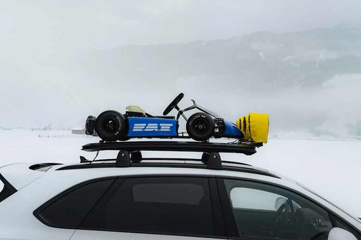 Ngoại thất Bentayga X Concept giữ nguyên tính thực dụng, giá nóc chứa đồ bên trên, 4 đèn spotlight hỗ trợ các chuyến off-road dài ngày. Bên cạnh đó, còn có chiếc xe go kart điện nhỏ trên nóc để phục vụ những cuộc phiêu lưu đua xe trên băng.