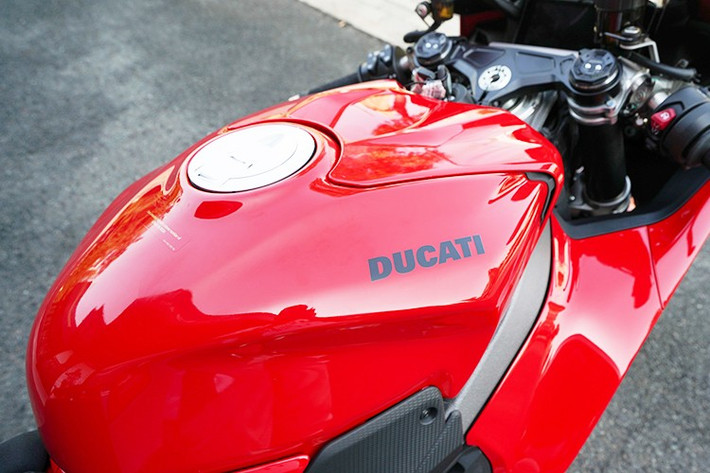 Bình xăng được làm lại với phần hõm ôm cằm mũ bảo hiểm, hỗ trợ tư thế lái đua chuyên nghiệp. Gác chân hạ 10 mm, tăng khoảng sáng gầm, giảm sức cản không khí và cải thiện mức độ nghiêng xe.