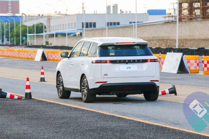 Việc cung cấp nhiều tùy chọn hệ truyền động giúp mẫu xe SUV Jaecoo J5 phù hợp với các nhóm khách hàng khác nhau, từ người cần xe tiết kiệm nhiên liệu đến người ưu tiên sử dụng xe xanh.