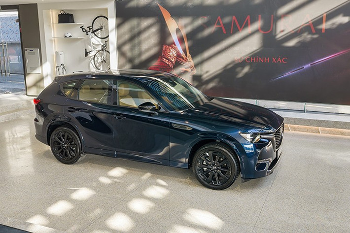 Khi bán chính thức tại Việt Nam, dự kiến vào tháng 4/2026, Mazda CX-60 sẽ là lựa chọn SUV 6 chỗ cao cấp cho ai yêu thích thương hiệu này hay thích xe nhập Nhật. Vì định vị cao cấp, máy 2.5 nhập trực tiếp từ Nhật nên CX-60 sẽ có mức giá khó mà rẻ, dự đoán hơn 1,5 tỷ đồng.