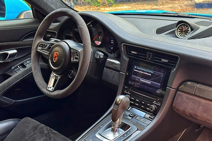 Động cơ này giúp Porsche 911 Carrera GTS thế hệ mới sản sinh công suất tối đa 450 mã lực tại vòng tua máy 6.500 vòng phút và mô-men xoắn cực đại 550 Nm.