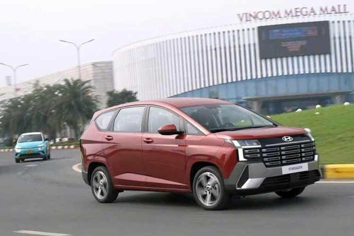 Theo các hình ảnh rò rỉ, chiếc Stargazer mới xuất hiện với nhiều chi tiết thiết kế mới ở phần đầu xe. Cản trước được làm lại theo phong cách hiện đại hơn, trong khi dải đèn LED ban ngày trải dài tạo điểm nhấn nổi bật. Thiết kế này gợi liên tưởng đến phong cách quen thuộc trên nhiều mẫu xe Hyundai gần đây.