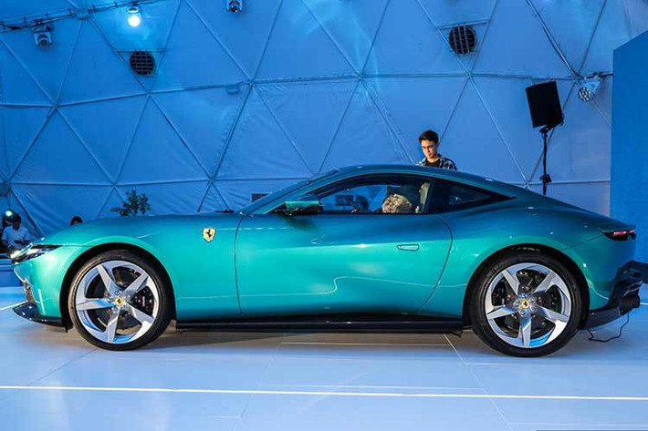 Về ngoại hình, Ferrari Amalfi 2026 vẫn giữ phong cách cổ điển của dòng grand tourer dạng hình nêm với cấu hình 2+2 chỗ ngồi, nhưng được tinh chỉnh đậm chất hiện đại dành cho những khách hàng muốn tận hưởng cảm giác lái thể thao với sự cân bằng giữa cảm giác phấn khích và khả năng sử dụng hàng ngày.