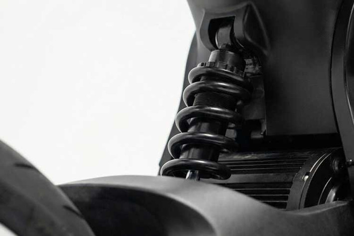 Trong quá trình vận hành, hệ thống phanh tái tạo năng lượng liên tục thu hồi điện năng khi giảm tốc, góp phần cải thiện hiệu suất tổng thể. Một điểm đáng chú ý của DAB 1 là bộ sạc 2.000 W được tích hợp trực tiếp trên xe, loại bỏ nhu cầu sử dụng bộ sạc ngoài cồng kềnh. Người dùng chỉ cần một dây cáp sạc nhỏ gọn có thể cất trong khoang chứa đồ dung tích 3,4 lít.