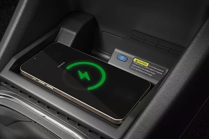 Người lái có thể yên tâm hơn với hơn 30 tính năng an toàn tiêu chuẩn. Bên cạnh các hệ thống như cân bằng điện tử ESC, kiểm soát lực kéo TCS, hỗ trợ khởi hành ngang dốc HSA, chống bó cứng phanh ABS và phân bổ lực phanh điện tử EBD, xe còn có cảm biến đỗ xe trước/sau, hệ thống kiểm soát hành trình, khóa xe tự động khi chìa khóa rời khỏi vùng cảm biến, mở khóa khi chìa khóa vào vùng cảm biến,...