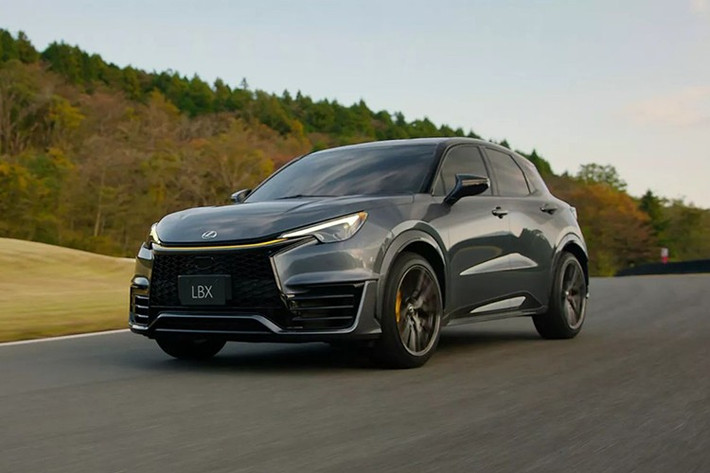 Mẫu xe này được phát triển dựa trên dòng SUV đô thị LBX, đồng thời lấy cảm hứng trực tiếp từ chiếc xe cá nhân của Chủ tịch Toyota - ông Akio Toyoda.