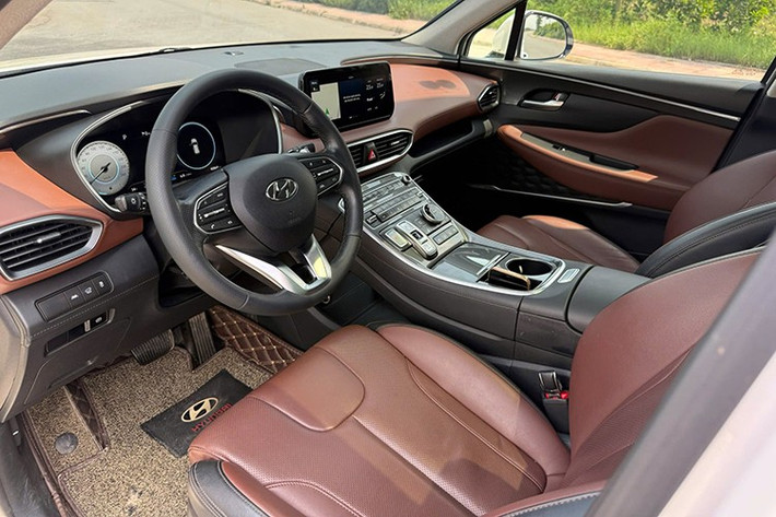 Hiện mẫu xe SUV Hyundai SantaFe thế hệ mới có giá từ 1,069 - 1,365 tỷ đồng, tùy phiên bản. Tuy nhiên, việc loại bỏ tùy chọn động cơ dầu đã khiến nhiều khách hàng quay trở lại tìm mua các mẫu SantaFe cũ sử dụng loại động cơ này.