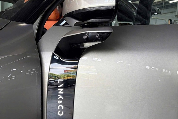 Nằm giữa đèn pha là màn hình với hơn 10.000 bóng LED nhỏ, cho phép hiển thị các thông điệp, hình ảnh tùy ý thông qua thao tác ở màn hình giải trí trung tâm. Tương tự như vậy, khu vực phía sau của xe cũng được tích hợp màn hình nằm phía trên cụm đèn hậu mỏng và nối liền hai bên.