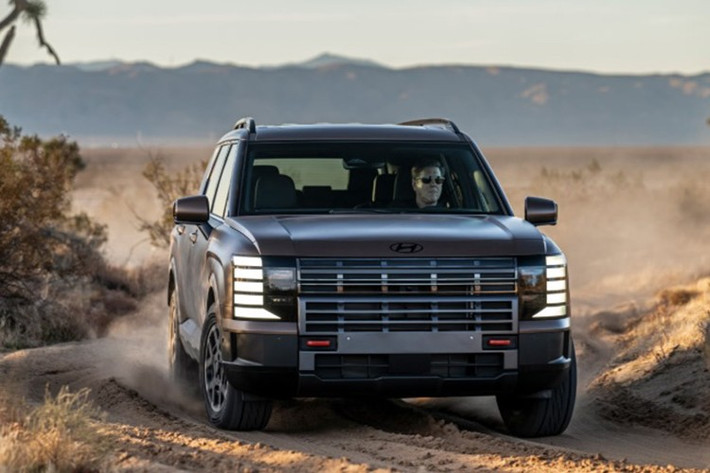 Tại thị trường quốc tế, Hyundai Palisade 2026 có giá dao động từ 41.035 USD đến 56.160 USD (tương đương 1,07 - 1,47 tỷ đồng), tùy phiên bản. Theo nhận định của giới chuyên gia, phiên bản SEL Premium là sự lựa chọn cân bằng nhất khi bổ sung các tính năng đáng giá như thông gió ghế trước, sưởi hàng ghế sau và camera 360 độ.