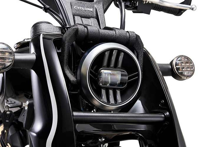 Cyclone RA600 sử dụng bánh xe kích thước 16 inch cho cả trước và sau, đi kèm bộ lốp có thông số 130/90 phía trước và 150/80 phía sau, góp phần tạo nên dáng xe đầm chắc và ổn định khi vận hành ở tốc độ hành trình.