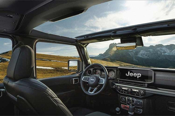 Nội thất Jeep Wrangler Willys 392 cũng được ưu ái với các trang bị tiện nghi như ghế trước chỉnh điện, sưởi, bọc da Nappa cao cấp, 4 công tắc phụ, hệ thống âm thanh cao cấp Alpine 9 loa và màn hình giải trí 12,3 inch tích hợp định vị GPS.