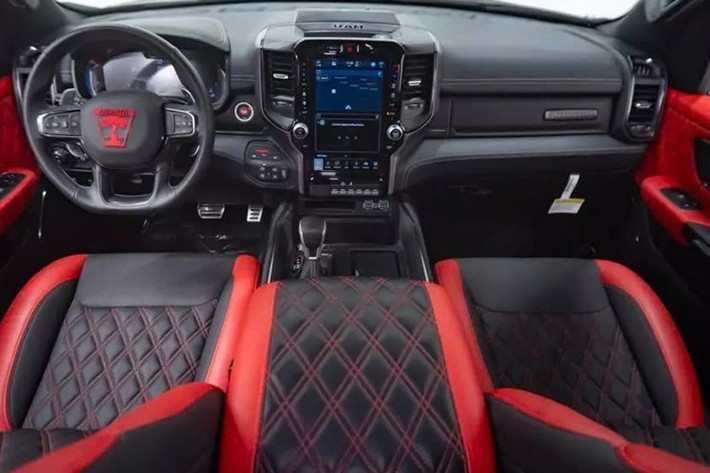 Một câu chuyện về sự thoải mái, công nghệ cao và sang trọng. Chiếc xe tải sẵn sàng cho ngày tận thế này sẽ được trang bị các chế độ off-road quen thuộc của Ram như là Baja, Sport, Rock, Mud và Snow, cùng với một chế độ tùy chỉnh.