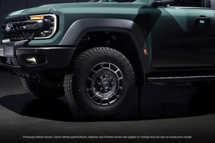 Ford Ranger Super Duty XLT 2026 sở hữu hệ thống khung gầm và treo được tinh chỉnh với khoảng sáng gầm tăng thêm, lốp địa hình cỡ lớn và ống thở tiêu chuẩn, cho phép xe lội nước sâu tới 850 mm.