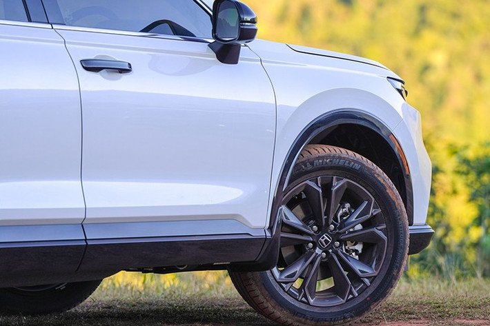 Phiên bản RS nổi bật với phong cách thiết kế thể thao: cản trước – sau sơn đen, viền sườn đen, mâm đen, nội thất phối đen‑đỏ, vô lăng thể thao, logo RS, và các chi tiết trang trí nhôm đen. Các trang bị như đèn LED, đèn sương mù, cản hầm hố… góp phần tạo nên diện mạo hiện đại, cá tính hơn cho CR‑V.