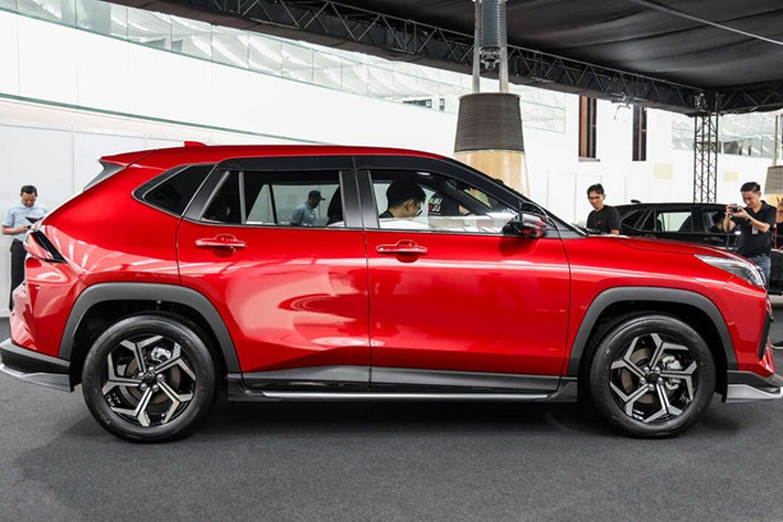 Xe được phát triển trên nền tảng DNGA, khung gầm quen thuộc đang được Perodua sử dụng cho nhiều dòng xe chủ lực. Về kích thước, Perodua Traz sở hữu thông số dài x rộng x cao lần lượt là 4.310 mm x 1.770 mm x 1.655 mm, chiều dài cơ sở đạt 2.620 mm, gần tương đồng với Toyota Yaris Cross. Ngoại hình xe mang phong cách SUV đô thị hiện đại, tỷ lệ thân xe gọn gàng, khỏe khoắn