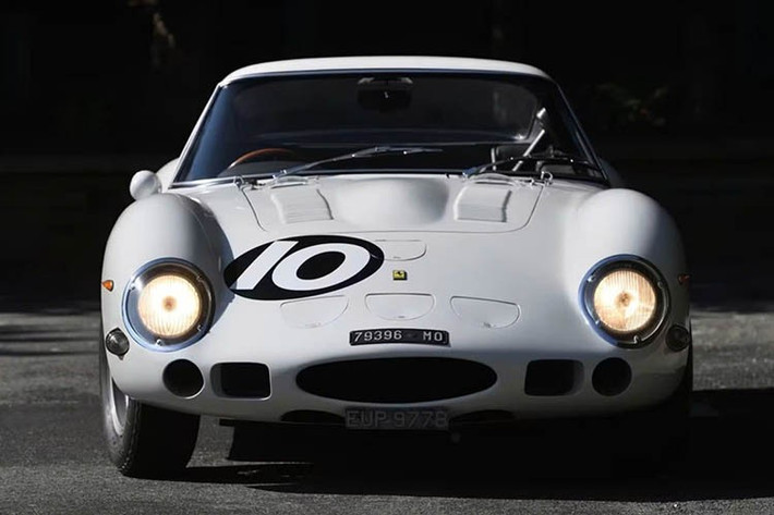 Hộp số sàn 5 cấp truyền lực xuống bánh sau. Hệ thống phanh đĩa bốn bánh đảm bảo lực hãm. Chiếc Bianco Speciale sử dụng mâm xe nan hoa Borrani kiểu tháo lắp nhanh. Chiếc xe vẫn giữ nguyên các chi tiết xe đua thời kỳ đó, chẳng hạn như cần gạt nước trên mui xe và ống dẫn khí trong buồng lái do John Coombs bổ sung, và đi kèm với Sổ đăng ký Ferrari Classiche màu đỏ.