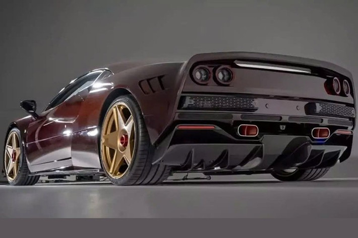 Bắt đầu từ thân xe, giờ đây được trang bị các tấm ốp hoàn toàn mới làm từ sợi carbon siêu nhẹ với tông màu đỏ quyến rũ. Đây là chi tiết thường thấy ở những nhà sản xuất siêu xe như Pagani và Koenigsegg. Phía trước, 273 Potenza hoàn toàn mới.