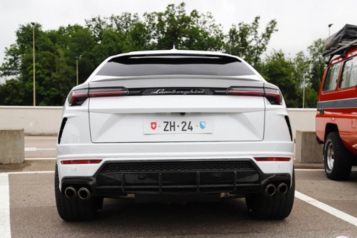 Tại Thụy Sĩ, một chiếc Lamborghini Urus đời 2018 đã lăn bánh khoảng 89.500 km hiện được rao bán với giá khoảng 179.000 CHF (5,77 tỷ đồng) chỉ bằng hơn một nửa giá trị của tấm biển số.
