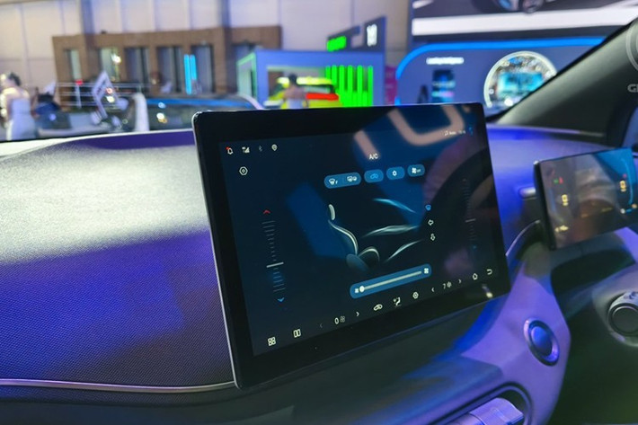 Cả hai phiên bản đều có móc ghế trẻ em ISOFIX, hệ thống cảnh báo áp suất lốp, camera lùi, cảm biến lùi, phanh tay điện tử, ga tự động thụ động, và các hệ thống an toàn cơ bản như cân bằng điện tử (ESC), chống bó cứng phanh (ABS), phân bổ lực phanh (EBD), kiểm soát lực kéo (TCS), hỗ trợ khởi hành ngang dốc (HSA). Tuy nhiên, không có hệ thống hỗ trợ lái nâng cao (ADAS) nào được trang bị cho Atto 1 tại thị trường Indonesia.