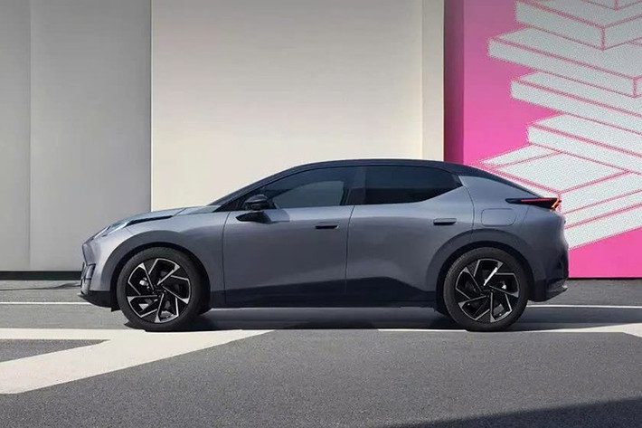 So với các bản còn lại của Lynk &amp; Co Z20, Plus RWD và Pro RWD đã bị giảm công suất động cơ từ 250 kW (335 mã lực) xuống còn 175 kW (235 mã lực). Phạm vi hoạt động của xe cũng giảm từ 530 km xuống còn 430 km.