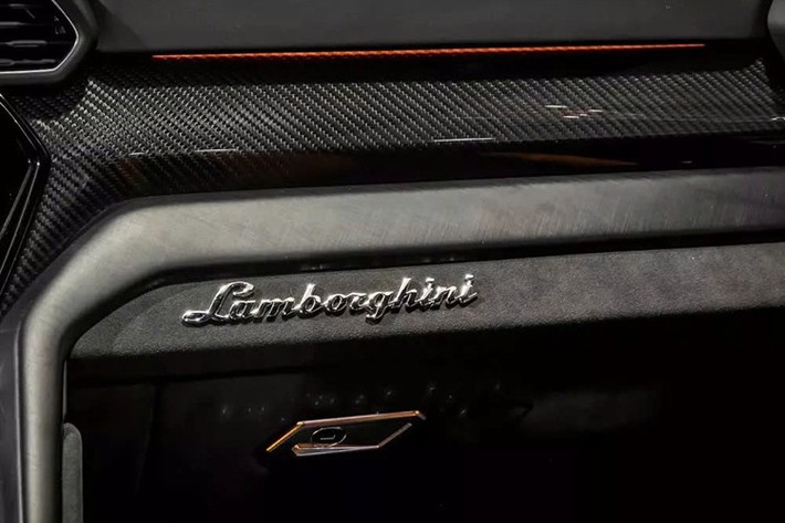 Với động cơ V8 4.0 lít, nó được tinh chỉnh cho phiên bản này để tăng thêm 175 mã lực nhờ gói ống xả tùy chỉnh, giờ đây đạt tổng công suất 816 mã lực - mạnh hơn đáng kể so với một chiếc Ferrari Purosangue sử dụng động cơ V12 chẳng hạn.