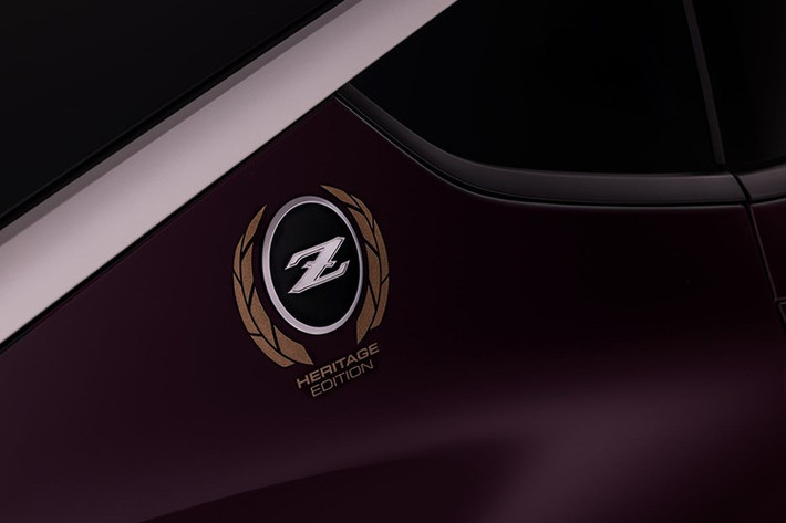 Heritage Edition 2026 không phải là phiên bản đầu tiên dành cho Z. Năm ngoái, Nissan đã ra mắt biến thể tri ân chiếc Z gốc những năm 1970, với các chi tiết lấy cảm hứng từ mẫu xe khởi đầu dòng họ. Tuy nhiên, Heritage Edition 2026 hướng đến kỷ nguyên khác.