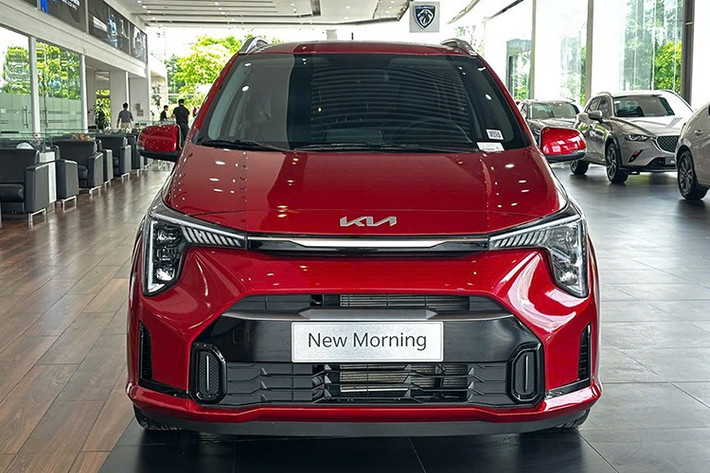 Kia Morning mới được bán tại Việt Nam với 6 tùy chọn màu sắc ngoại thất, bao gồm màu xanh đô thị mới. Khi mua xe, khách hàng sẽ được tặng voucher dịch vụ trị giá 3 triệu đồng, không quy đổi thành tiền mặt.