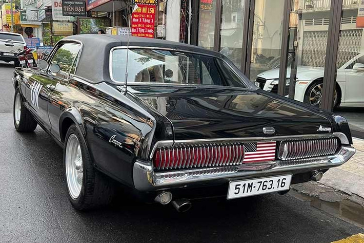 Mặc dù tên gọi Cougar thường được liên kết với các mẫu coupe hai cửa, nhưng ở các giai đoạn sản xuất khác nhau, mẫu xe này cũng được cung cấp dưới dạng xe mui trần và xe hatchback. Trong thời gian sản xuất như một phần của dòng xe cỡ trung của Mercury, Cougar cũng được cung cấp dưới dạng sedan bốn cửa và xe wagon năm cửa.