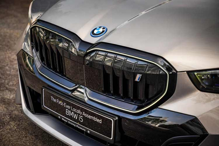 Xe vẫn duy trì bộ mâm 939M 20 inch nhưng bên trong là kẹp phanh M Sport màu xanh metallic đặc trưng. Hệ thống đèn LED trước dạng thích ứng với dải đèn định vị ban ngày đặt dọc không thay đổi, trong khi cụm đèn hậu và cánh gió nhỏ trên nắp cốp được hoàn thiện Shadowline, thuộc gói M Sport Pro.