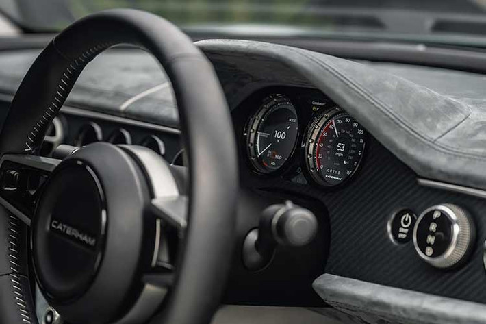 Caterham thừa nhận xe vẫn phải bổ sung các hệ thống an toàn để đáp ứng quy định, nhưng hãng tin rằng khách hàng mục tiêu sẽ ưu tiên cảm xúc cầm lái hơn là màn hình lớn hay các tính năng “trình diễn”.