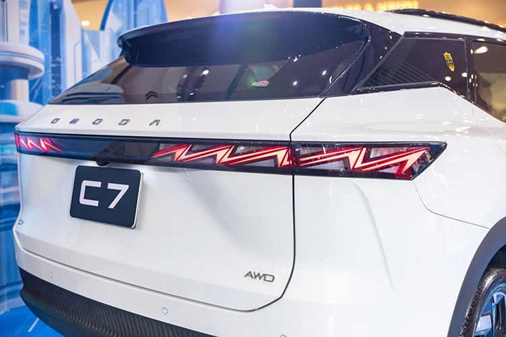 Đáng chú ý, nhà sản xuất áp dụng chính sách bảo hành dài hạn với 7 năm hoặc 1.000.000 km cho tổng thể xe, riêng động cơ và mô-tơ điện là 10 năm hoặc 1.000.000 km. Pin cao áp trên bản PHEV được bảo hành 8 năm hoặc 1.000.000 km.