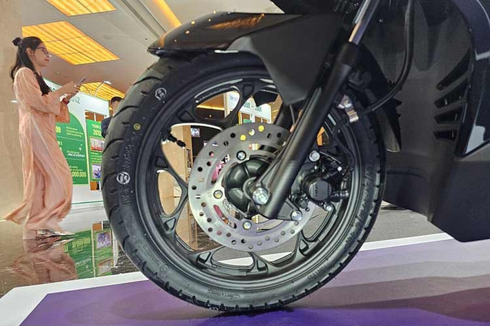 Bên cạnh bộ tem và cách phối màu mang chủ đề Marvel, Air Blade 125 bản đặc biệt không có sự khác biệt về thiết kế tổng thể so với phiên bản tiêu chuẩn. Mẫu xe vẫn duy trì phong cách thể thao quen thuộc với phần đầu xe tạo hình góc cạnh, cụm đèn LED sắc sảo cùng thân xe gọn gàng.