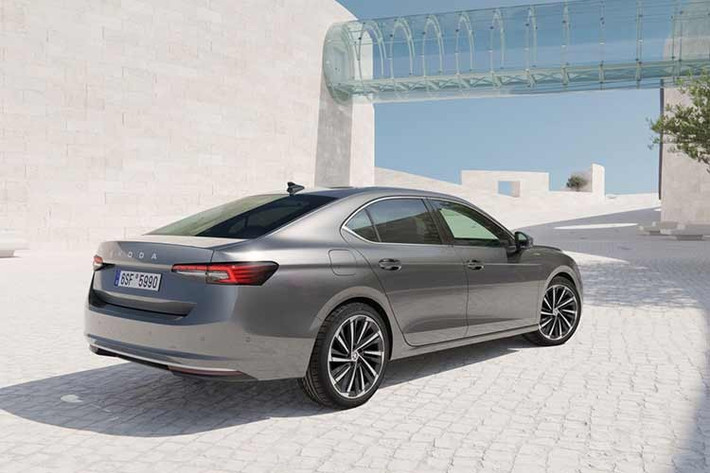 Mẫu Octavia Select Hybrid hoàn toàn mới (thực chất là hệ thống MHEV) có giá bán trên toàn quốc từ 43.990 AUD (khoảng 31.000 USD theo tỷ giá hiện tại), và khách hàng cũng có thể lựa chọn phiên bản cao cấp nhất Superb plug-in hybrid, với giá bán từ 66.990 AUD (khoảng 47.000 USD).