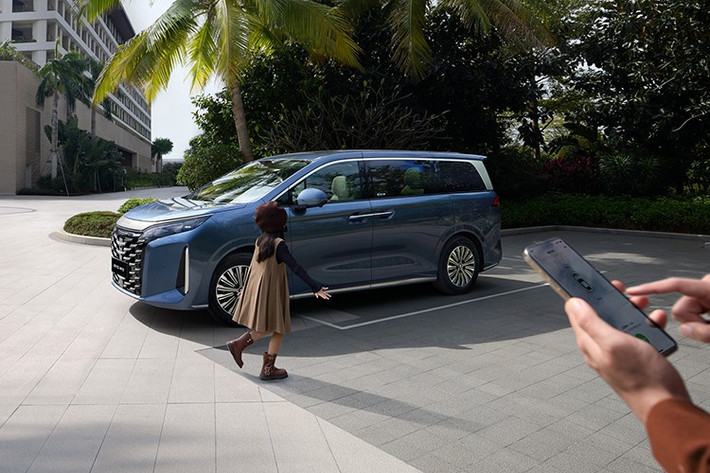 Các thông số ấn tượng này trên M9 mang đến không gian rộng rãi ở tất cả hàng ghế lẫn khoang hành lý phía sau. Thân xe BYD M9 được thiết kế đường gân nổi dứt khoát, chạy dọc như hình ảnh rồng uốn lượn trên sóng nước, tạo cảm giác chuyển động liên tục ngay cả khi xe đang đứng yên.