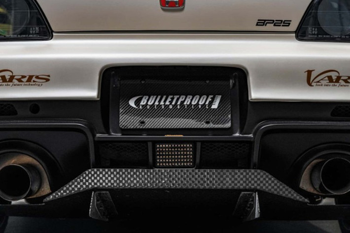 Bộ mâm đi kèm lốp Toyo Proxes R888R 295/30ZR19, ẩn bên trong là phanh Brembo Pista 6 piston phía trước và 4 piston phía sau, đảm bảo hiệu năng phanh tương xứng với sức mạnh động cơ. Bên trong khoang cabin, Bulletproof lắp đặt ghế RS-G Limited Edition Super Start, vô-lăng Mugen, thanh giằng Mugen, cùng dây đai an toàn Willians đạt chuẩn FIA, tái hiện không gian của một chiếc xe đua thực thụ.