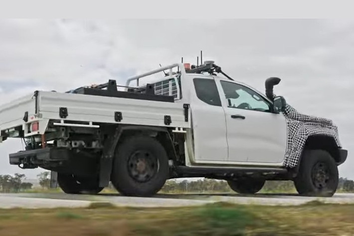 Nguyên mẫu Ford Ranger Super Duty trong bài kiểm tra được chất đầy tải trọng tối đa 4.500 kg. Mỗi vòng chạy khiến hệ thống treo phải hấp thụ hơn 2.000 lần dao động mạnh, giúp kỹ sư đánh giá toàn diện độ bền kết cấu thân vỏ, chân máy, bản lề cửa và nhiều bộ phận cơ khí trọng yếu khác.