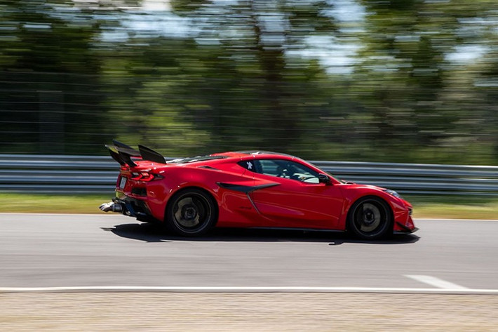 Được trang bị gói hiệu suất ZTK và lốp Michelin Cup 2R hợp lệ trên đường trường, ZR1 đã hoàn thành một vòng đua với thời gian 6:50.763 dưới sự điều khiển của kỹ sư động lực học xe ZR1 Brian Wallace.