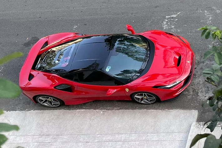 Sau vài năm trải nghiệm, chiếc siêu xe Ferrari F8 Tributo được Cường Đô la bán lại cho người bạn thân có cùng đam mê siêu xe là Minh Nhựa, nhưng anh bạn này chỉ để garage là chính, ít lái ra đường nên "siêu ngựa" cũng nhanh chóng bị bán đi cho một thương lái ở quận 7, Tp.HCM.